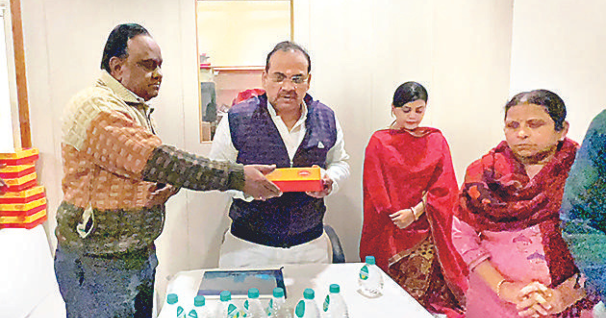 SC Judge Dinesh Maheshwari visits Mehandipur with family